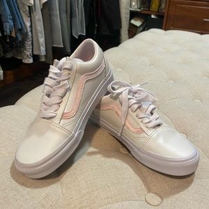 Vans old skool shoes in leather with pink suede detail